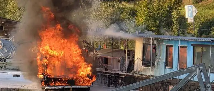 Das Motorboot stand in Vollbrand