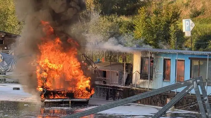 Das Motorboot stand in Vollbrand