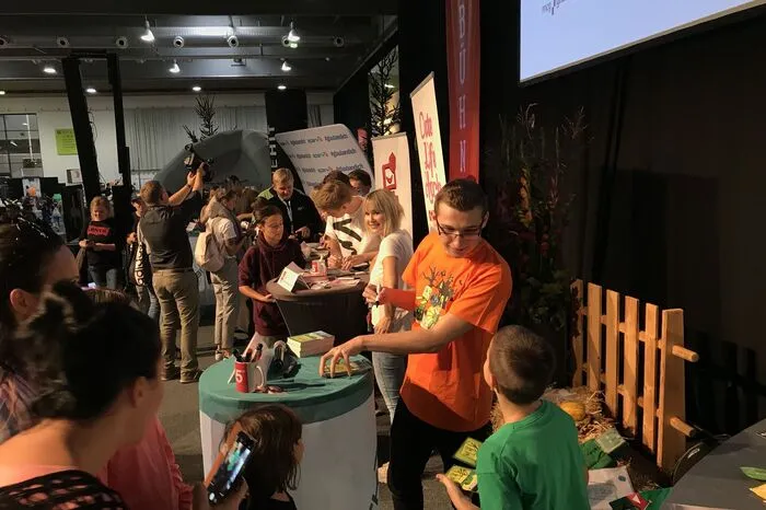 Chaosflo44 beim Quatschen mit einem jungen Fan