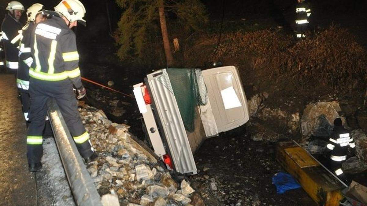 Der Transporter landete seitlich im Wasser