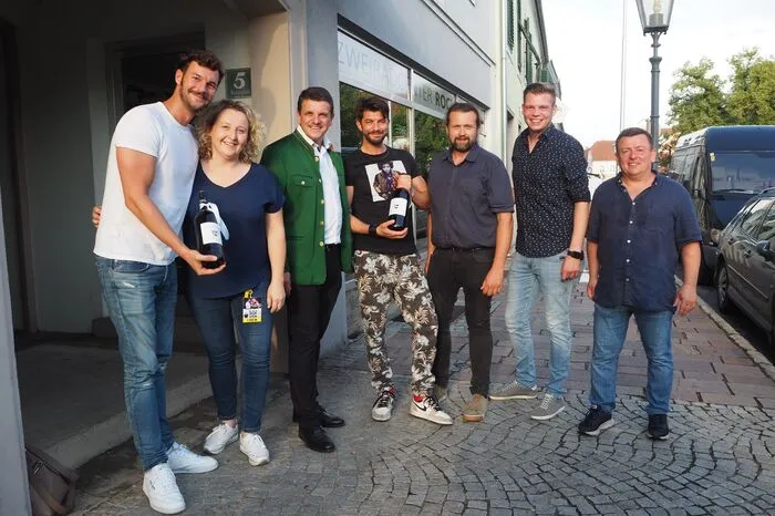 Im Vorfeld des Auftritts hieß Bürgermeister Franz Jost gemeinsam mit Veranstalter Markus Jahn, Barabara Wagner, Gregor Sommer und Mario Waxwender die Publikumslieblinge in Fürstenfeld willkommen.