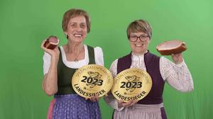 Annemarie und Rosina Grabin freuen sich zu Recht über die Auszeichnungen Annemarie und Rosina Grabin freuen sich zu Recht über die Auszeichnungen