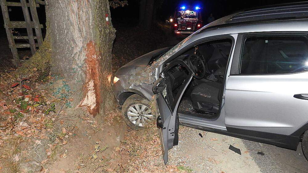 Das Auto prallte frontal gegen einen Baum