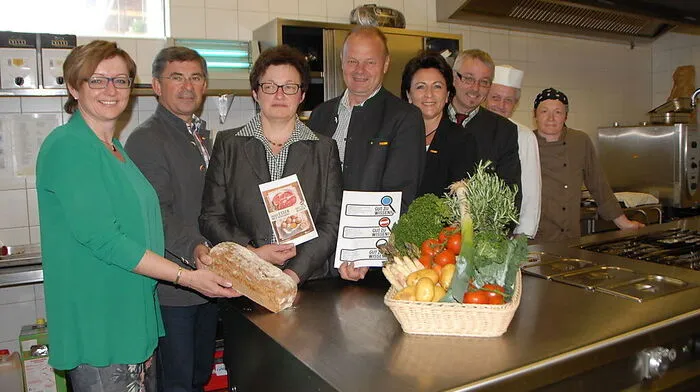 Andrea Legenstein (4.v.r.) mit Mitarbeitern, Magdalena Siegl (Bezirkskammer, l.), Bezirksbäuerin Maria Matzold (3.v.l.), Kammerobmann Günther Rauch, Kammersekretär Johann Kaufmann und Vulkanlandobmann-Stv. Franz Fartek.