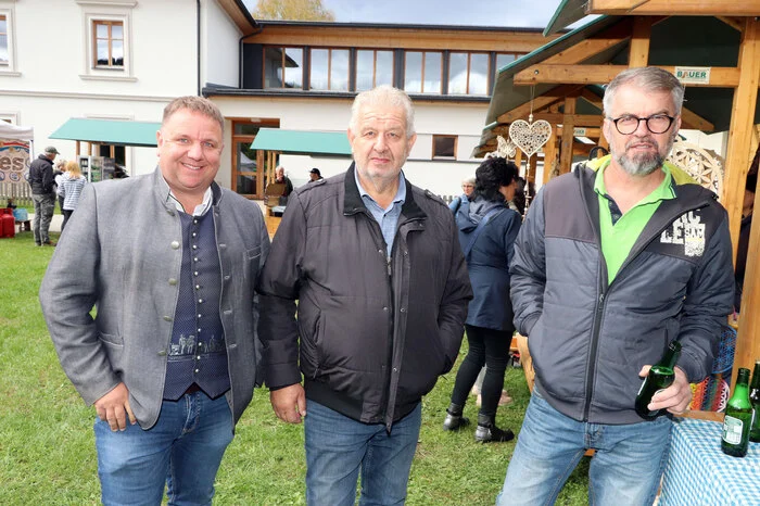 Gesehen wurden: Bürgermeister Werner Egger (links) sein Vize. Heinz Granig, Amtsleiter Jürgen Perchthold, Landtagsabgeordneter Rene Willegger, die Gemeinderäte Herwig Prossegger und Herwig Winkler, Alois Spitzer mit Gattin und der Mesner Hans Wedam