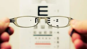 Die Sehstärke wird auch beim Augenoptikermeister überprüft