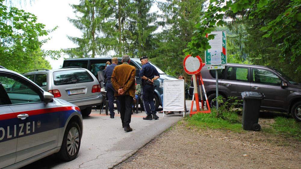 Trotz polizeilicher Unterstützung blieb der See für Gemeindevertreter, im Bild etwa Aussees Bürgermeister Franz Frosch, versperrt