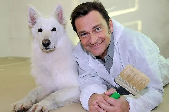 Steppan hat selbst einen Hund: Im Februar 2009 begleitete sie ihn dabei, als er sich im ORF der Schimmelbekämpfung und dem Ausmale widmete, als "SelfMan".