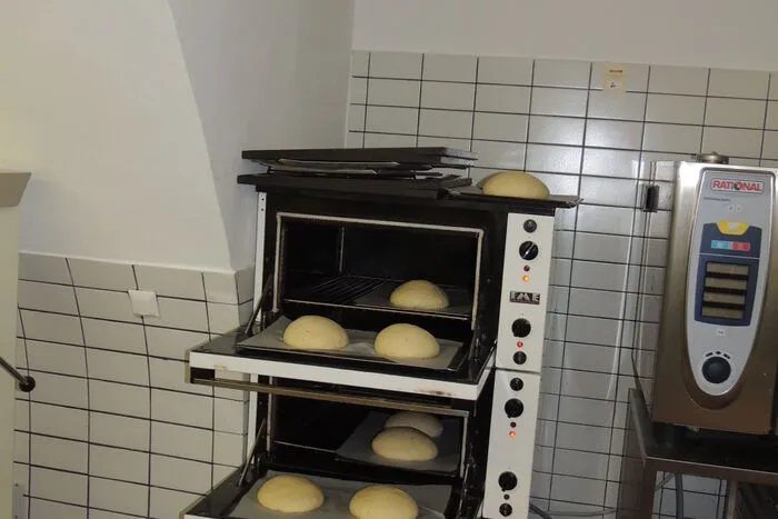 Bevor die Brote ihrem Schicksal im Rohr überlassen werden, darf der Teig noch in aller Ruhe ein bisschen gehen