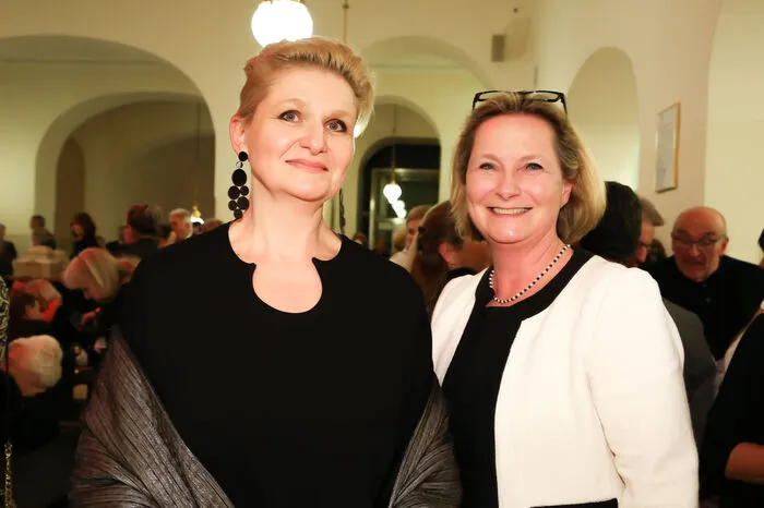 "ardea luh"-Designerin Elke Steffen-Kühnl und Landtagspräsidentin Bettina Vollath