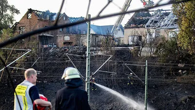Brandermittler weiter bei ihrer schwierigen Arbeit