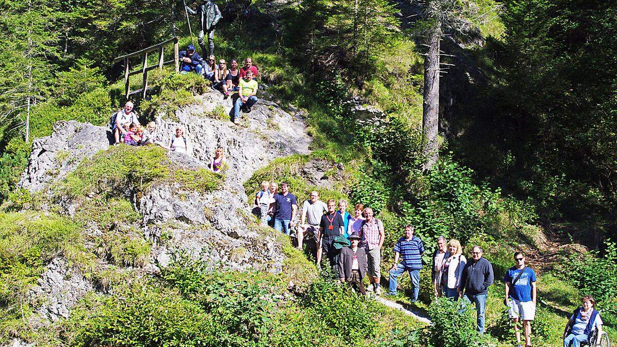 Am Fuß des Kaiser-Franz-Joseph-Standbildes nahm die Wanderung in der Walstern ihren Ausgang