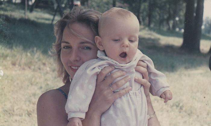 Ein Bild aus der Kindheitstagen: Gudrun Fritsch mit Baby Valerie