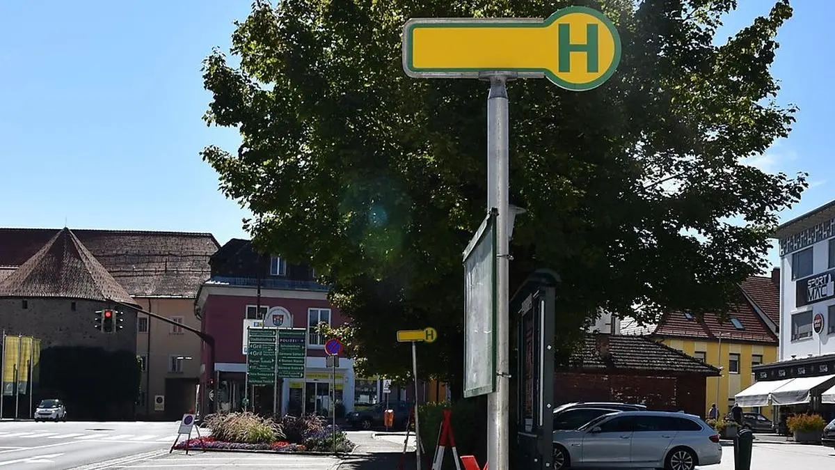 Die Parkplätze am Herzog-Bernhard-Platz mussten den provisorischen Bushaltestellen weichen