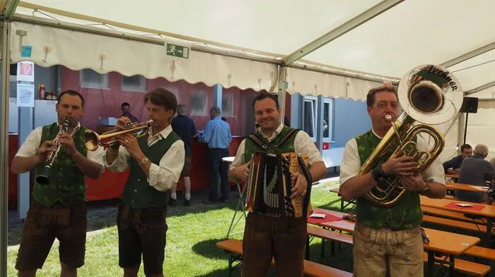Die Gurnitzer spielten auf, man konnte sein Glück beim Kegeln versuchen und im Festzelt essen und trinken. Viele Gäste folgten der Einladung der Freiwilligen Feuerwehr Kreggab, ihren Sonntag beim dritten Dorffest in Tuderschitz zwischen Brenndorf und Moosburg zu verbringen. Der Erlös dient dem Umbau eines Fahrzeuges.