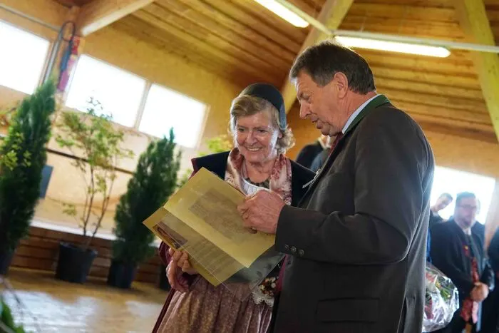 Freuen durfte sich auch Gründungsobfrau Irmgard Leiß über das goldene Verdienstnadel des Kärntner Bildungswerkes überreicht von Bezirksobmann Walfried Wutscher.