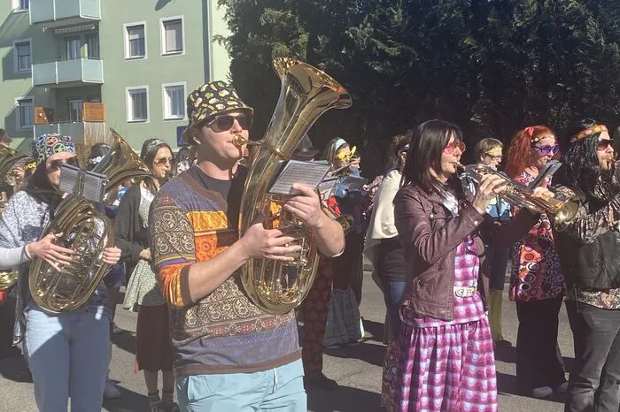 Mit "Flower Power" führte die Stadtkapelle Fehring den Faschingsumzug an