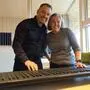 Roland und Katharina Mosheim mit einem Klavier-Prototyp
