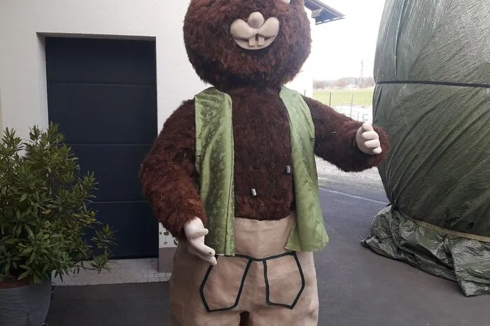 Außerdem hat der Brauchtumsverein auch den Osterhasen restauriert, der von ein paar Jahren an die Gemeinde St. Johann ging - als Dankeschön für die Mithilfe bei diversen Veranstaltungen und Festen.