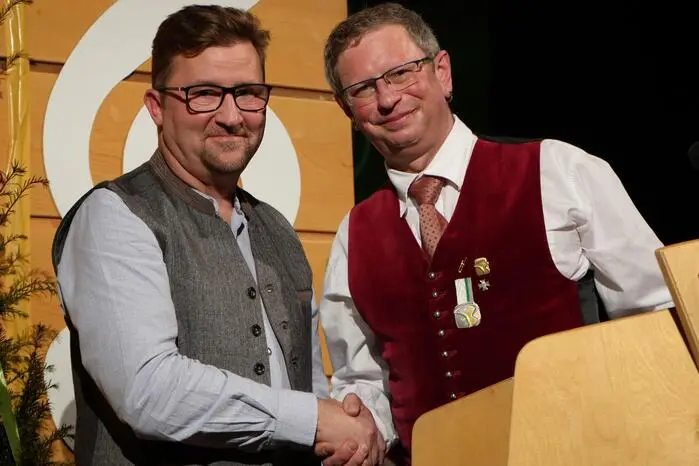 Moderator Gerhard Köck führte charmant durch das abwechslungsreiche Programm, während Obmann Hannes Öffel zahlreiche Ehrengäste herzlich willkommen hieß.