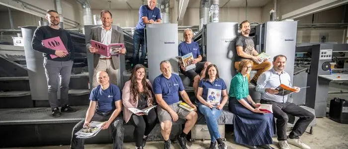 Von den rund 100 Mitarbeitern arbeiten zehn in der Druckerei (Direktor Karl Hren 2. v. l.)