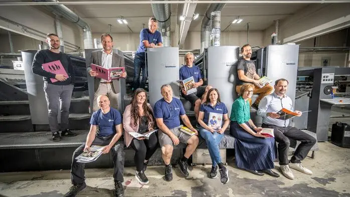 Von den rund 100 Mitarbeitern arbeiten zehn in der Druckerei (Direktor Karl Hren 2. v. l.)