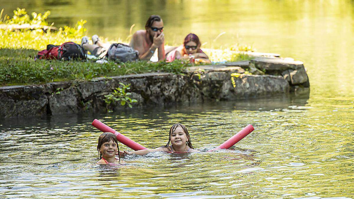 Jana und Elisabeth möchten am liebsten gar nicht mehr aus dem Wasser raus