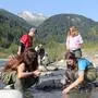 Kinder spielen im Wasser in der Natur