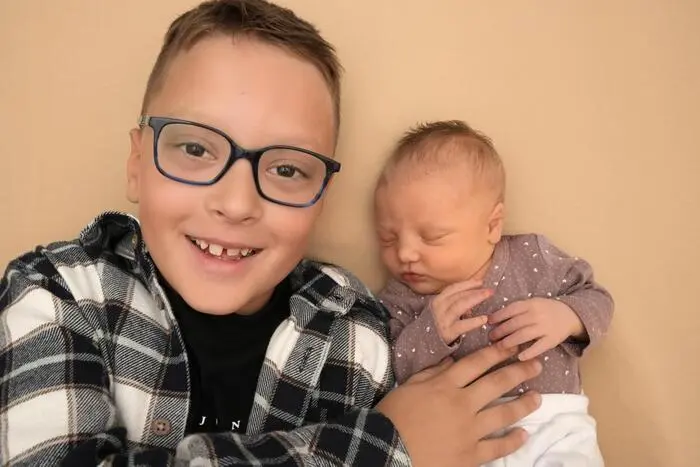 Geschenk
fürs Leben | Bianca und
Alexander Moik
sind am 14. September
erneut Eltern
geworden. Sarah
Carolina hat gemeinsam
mit Clemens
den ersten Fototermin
mit Bravour
gemeistert. Bei der
Geburt war sie 3550
Gramm schwer.