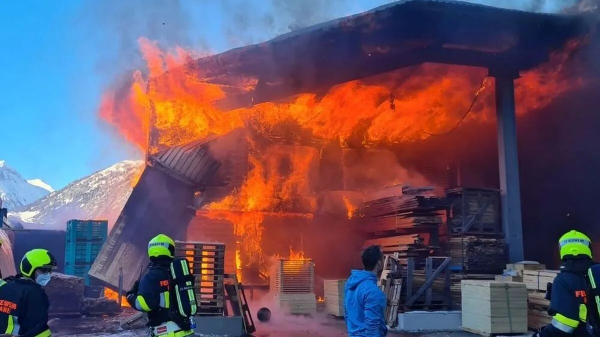 In Matrei ist die Lager- und Fertigungshalle einer Tischlerei in Brand geraten