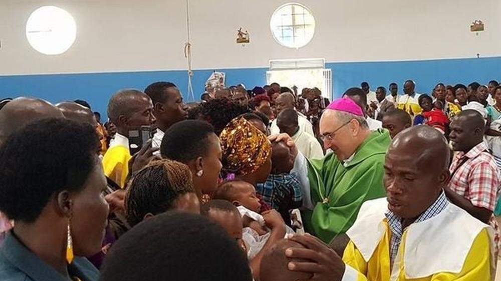 Bischof Krautwaschl mit Gläubigen in Tansania