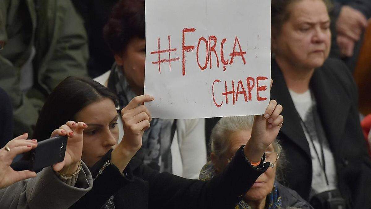 Mit #forcachape drücken Menschen weltweit ihr Mitgefühl für die Hinterbliebenen aus