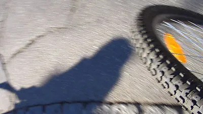Autolenker prallte gegen Radfahrer