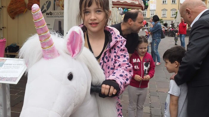 So lustig dürfte es in der Klagenfurter Innenstadt an allen Samstagen zugehen! Die Innenstadtkaufleute organisierten das zweite Kinderfest am Alten Platz, das sich auch auf den Domplatz ausbreitete. Vom Vogelpark am Turnersee kamen Papageien, die sich mit den Passanten unterhielten. Die Kinder trommelten mit Paulos Worku und lachten mit Clown Wuascht. Besonders beliebt war der Innenstadt-Ritt auf Einhorn, Esel und Pferd mit Rollen.