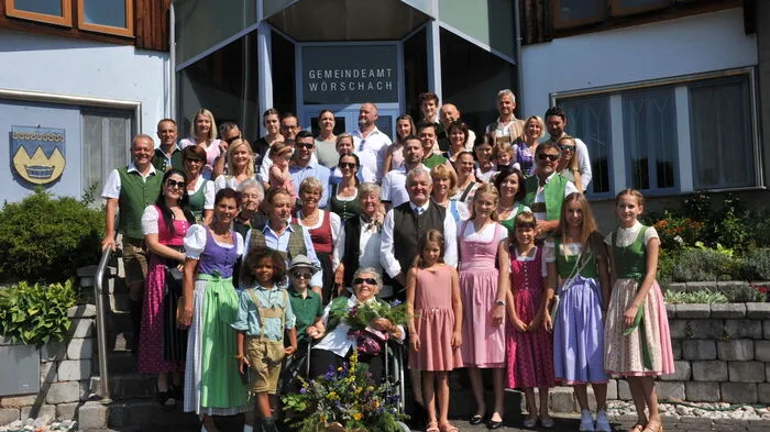 Cilli Kerschbaumer in der Mitte ihrer Verwandtschaft