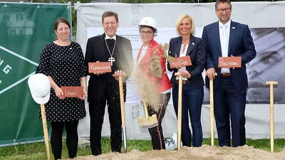 Bereichsleiterin Christiane Dobernig, Stotter, Prettner, Personaldirektorin Susanne Prentner- Vitek, Wirtschaftsdirektor Walter Pansi (von links).