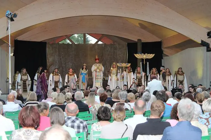 Der Stadtpark wurde zur Bühne für eine monumentale Opernproduktion mit Solisten der Arena di Verona, begleitet von Chor und Orchester – ein besonderer Rahmen für Giuseppe Verdis Werk.