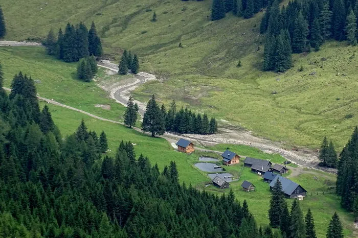 Knapp ein Jahr konnte die Verbindungsstraße zwischen den Bezirken Murau und Liezen nicht befahren werden. Zahlreiche Schadstellen mussten beseitigt werden, insgesamt wurden vier Millionen Euro in die Sanierung investiert.