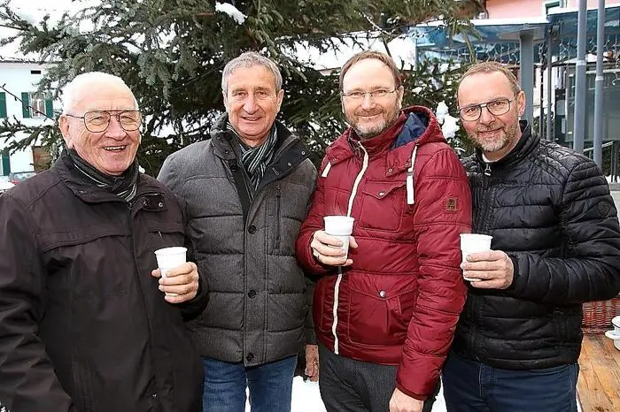Eine Reihe von Kainacherinnen und Kainachern war der Einladung gefolgt, unter ihnen auch die beiden Alt-Bürgermeister Viktor Schriebl und Bruno Schwab.
