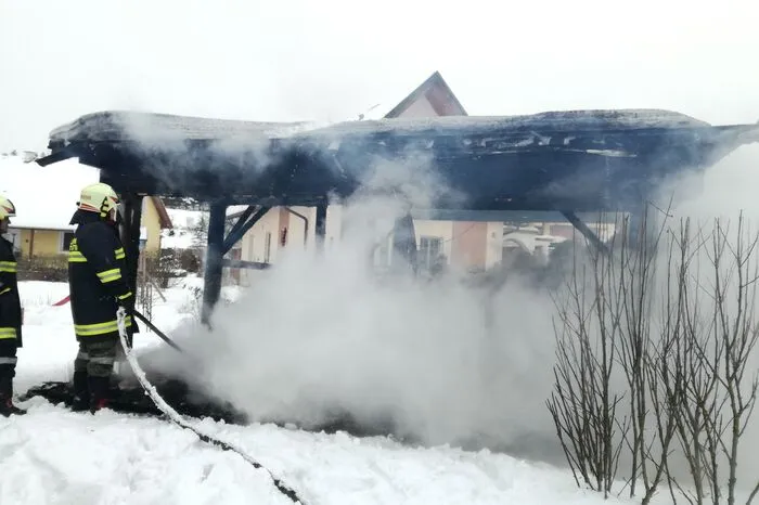 Sie konnten ein Übergreifen der Flammen auf das Wohnhaus verhindern.