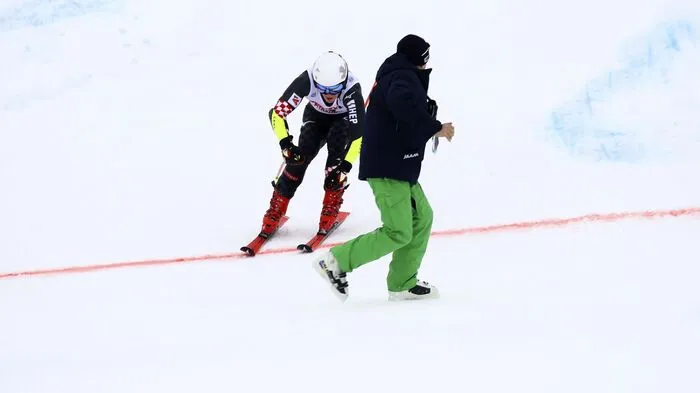 ... wirklich knapp: Filip Zubcic raste beim Riesentorlauf in Alta Badia mit knapp 80 km/h über die Ziellinie. Und fast in den Zielrichter.