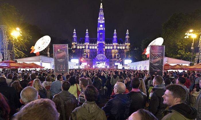 25.000 kamen auf den Wiener Rathausplatz - und erlebten das Fiasko für die Makemakes mit