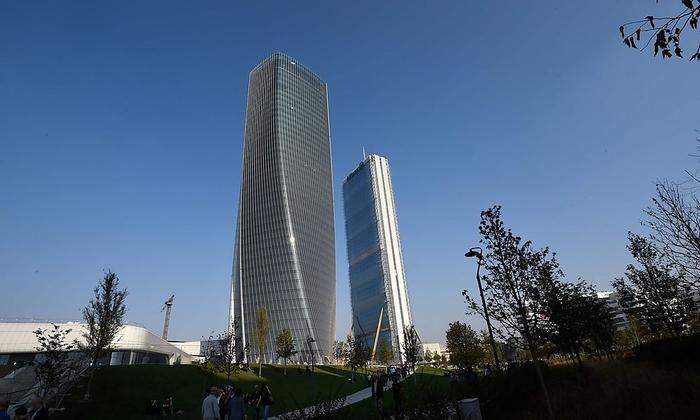 Das Bild zeigt den Hadid Tower (links) von Zaha Hadid und den Allianz Tower von Arata Isozaki in Mailand
