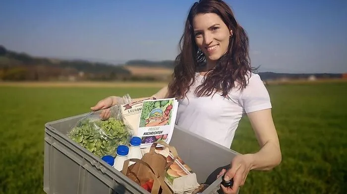Lisa Schaden mit einer „Genussbox“ mit verschiedenen regionalen Produkten