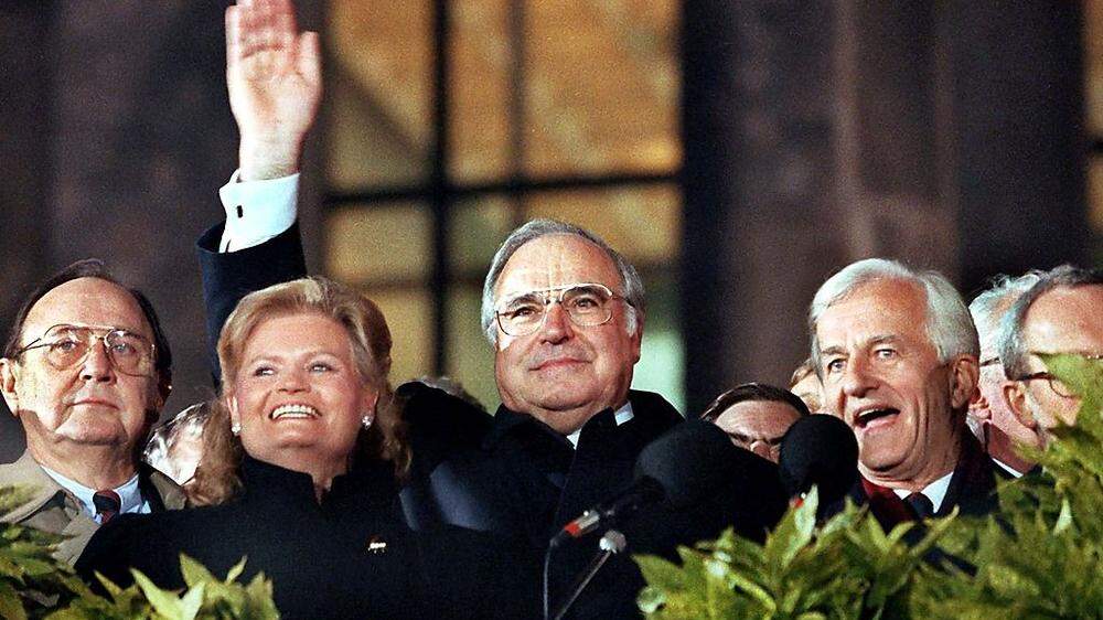 1990: Deutschlands Außenminister Hans-Dietrich Genscher, Hannelore Kohl, Kanzler Helmut Kohl und Präsident Richard von Weizsaecker