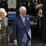 Nach dem Besuch im Macmillan-Krebszentrum wurden König Charles III. und Frau Camilla mit Blumensträußen überrascht