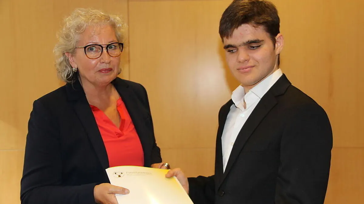 Letzter Schultag: Klassenvorstand Ruth Rust überreicht Julian sein Maturazeugnis