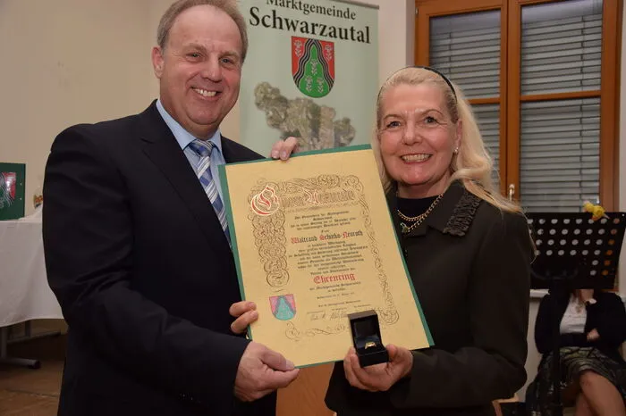 Den Ehrenring der Marktgemeinde überreichte er der Seniorchefin des Unternehmens Neuroth für Hörgeräte und Gehörschutz, Waltraud Schinko-Neuroth.