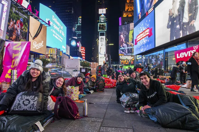 In der Nacht auf Sonntag schliefen Demonstranten in mehr als 50 Städten weltweit im Freien, um gegen Obdachlosigkeit zu protestieren.