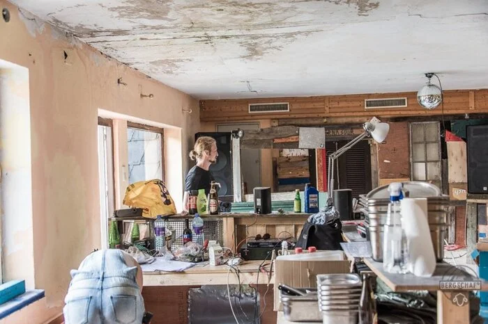 Bereits ein eigenes Lebensgefühl ist das Urban Camping in den leerstehenden Häusern im Münichtal. Mittlerweile ist Camping-Kommune so beliebt, dass bereits zwei Wochen vor dem Rostfest alle Zimmer belegt waren. Wenn wundert es, herrscht dort eine Festivalstimmung der besonderen Art.